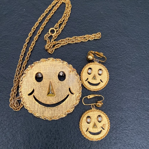 Smiley Face Necklace and Clip On Earrings. Costume Jewelry. - Picture 1 of 5